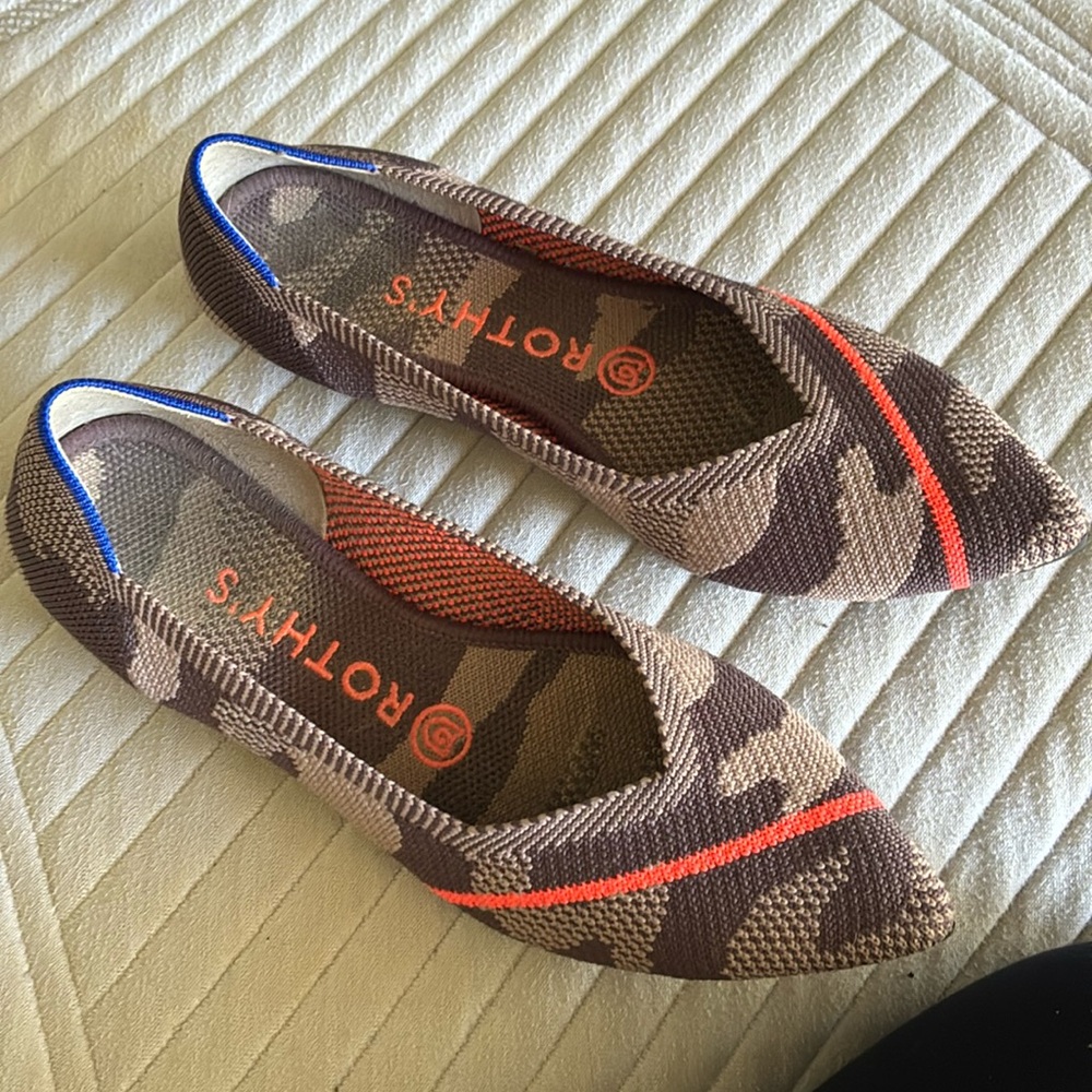 Rothys Point size 7- tan/grayish brown camo with orange stripe